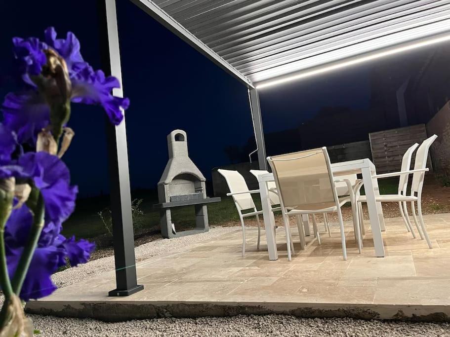 Gite La Bergerie, Piscine Chauffee, Couzon Екстер'єр фото
